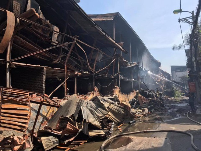 Flycam: Cảnh tan hoang tại Công ty Rạng Đông sau vụ cháy kéo dài hơn 5 tiếng - Ảnh 5.