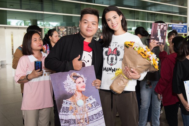 Đương kim Hoa hậu Quốc tế mặc giản dị, khoe nhan sắc nghiêng nước nghiêng thành tại sân bay Việt Nam - Ảnh 4.
