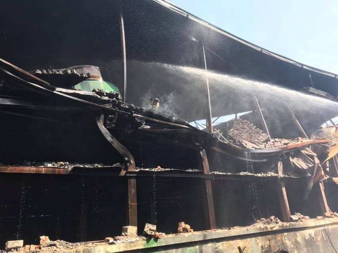 Flycam: Cảnh tan hoang tại Công ty Rạng Đông sau vụ cháy kéo dài hơn 5 tiếng - Ảnh 8.