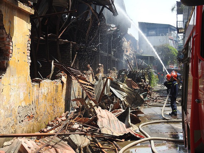 Flycam: Cảnh tan hoang tại Công ty Rạng Đông sau vụ cháy kéo dài hơn 5 tiếng - Ảnh 9.