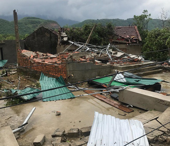 Hàng loạt cây đổ, nhà cửa tan hoang sau khi bão số 4 đổ bộ vào Nghệ An - Hà Tĩnh - Ảnh 2.