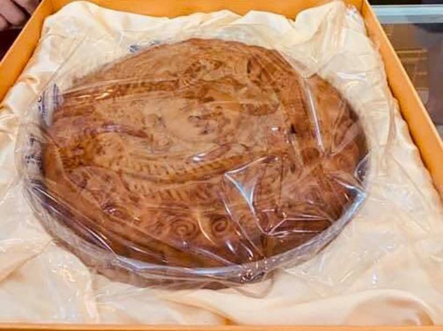 Bánh trung thu siêu to khổng lồ, nặng 4kg, cả nhà ăn không hết - Ảnh 2.