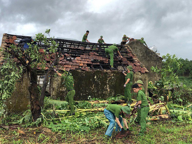 Hàng loạt cây đổ, nhà cửa tan hoang sau khi bão số 4 đổ bộ vào Nghệ An - Hà Tĩnh - Ảnh 4.