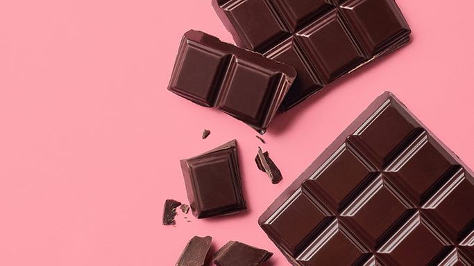 Mỗi ngày ăn 1 miếng socola đen: Cơ thể đón nhận 7 lợi ích hiếm có khó tìm, điều số 6 sẽ khiến chị em phát cuồng - Ảnh 1.