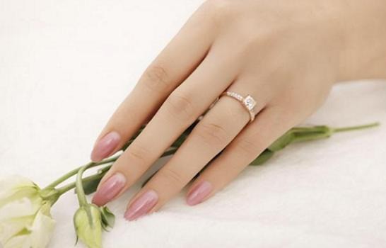 So sánh độ dài của ngón trỏ và ngón đeo nhẫn trên bàn tay phụ nữ sẽ biết được cuộc sống tương lai sướng khổ thế nào - Ảnh 2.