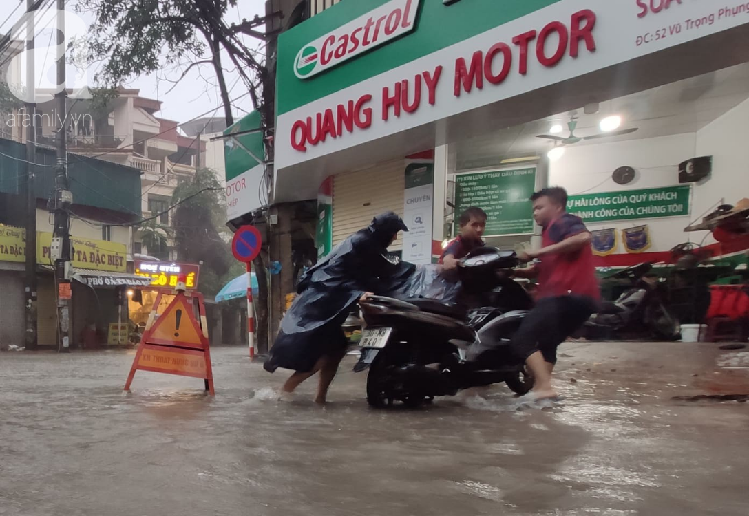 Hà Nội: Ngập úng xảy ra khắp nơi, người dân bì bõm lội nước, dịch vụ sửa xe lưu động kiếm tiền triệu sau bão số 3 - Ảnh 5.