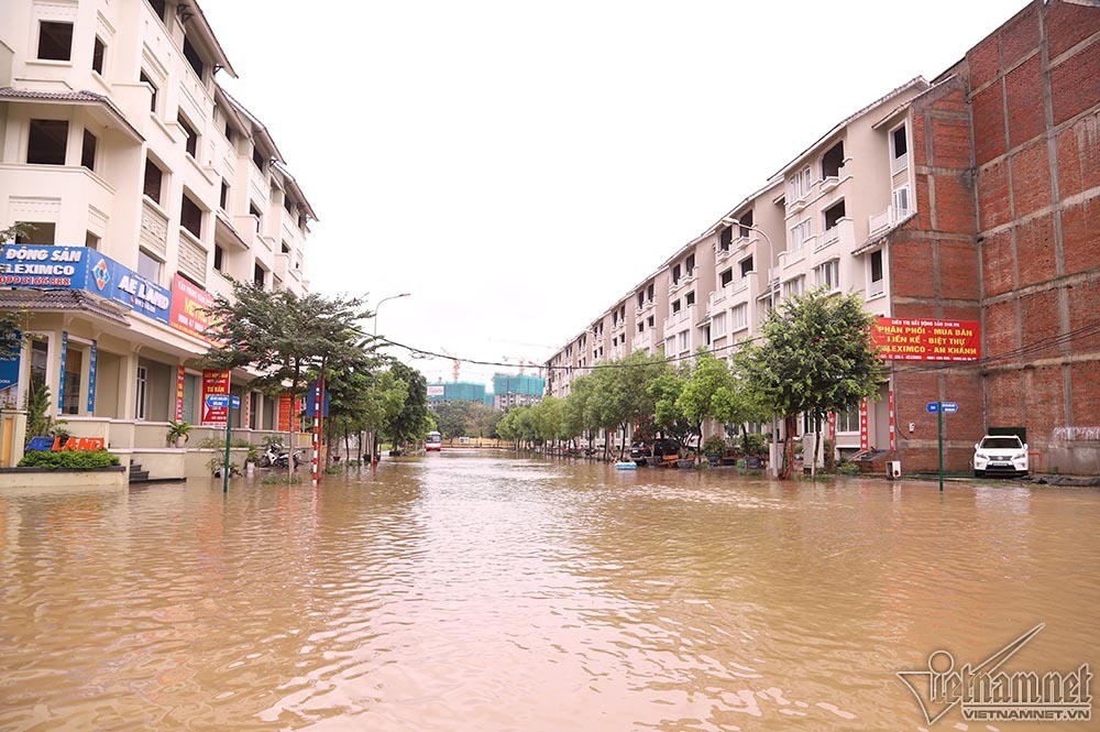 Biển nước 'bao vây' khu biệt thự triệu đô ở Hà Nội - Ảnh 2.
