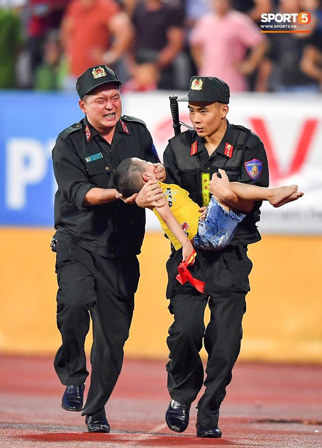 Danh tính Đại úy CSCĐ tỉnh Nam Định dùng tay chèn miệng bé trai trên sân vận động - Ảnh 1.