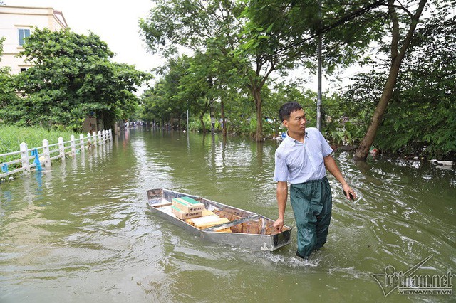 Cảnh khó tin của hàng trăm hộ dân Hà Nội sau 3 ngày mưa bão - Ảnh 3.