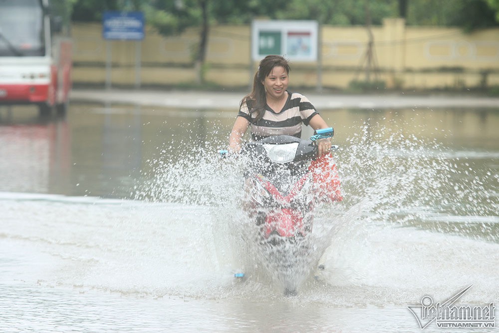 Biển nước 'bao vây' khu biệt thự triệu đô ở Hà Nội - Ảnh 11.