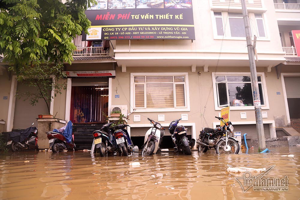 Biển nước 'bao vây' khu biệt thự triệu đô ở Hà Nội - Ảnh 16.