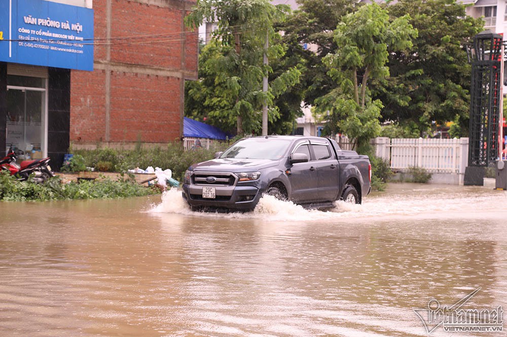 Biển nước 'bao vây' khu biệt thự triệu đô ở Hà Nội - Ảnh 19.