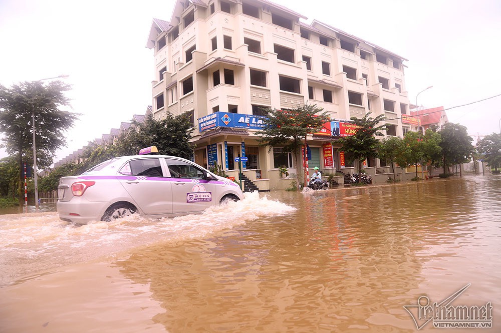 Biển nước 'bao vây' khu biệt thự triệu đô ở Hà Nội - Ảnh 22.