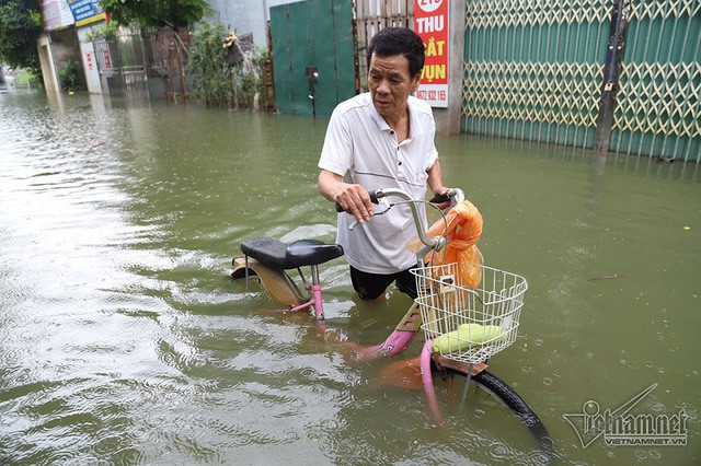 Cảnh khó tin của hàng trăm hộ dân Hà Nội sau 3 ngày mưa bão - Ảnh 5.
