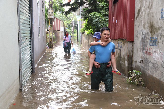 Cảnh khó tin của hàng trăm hộ dân Hà Nội sau 3 ngày mưa bão - Ảnh 8.