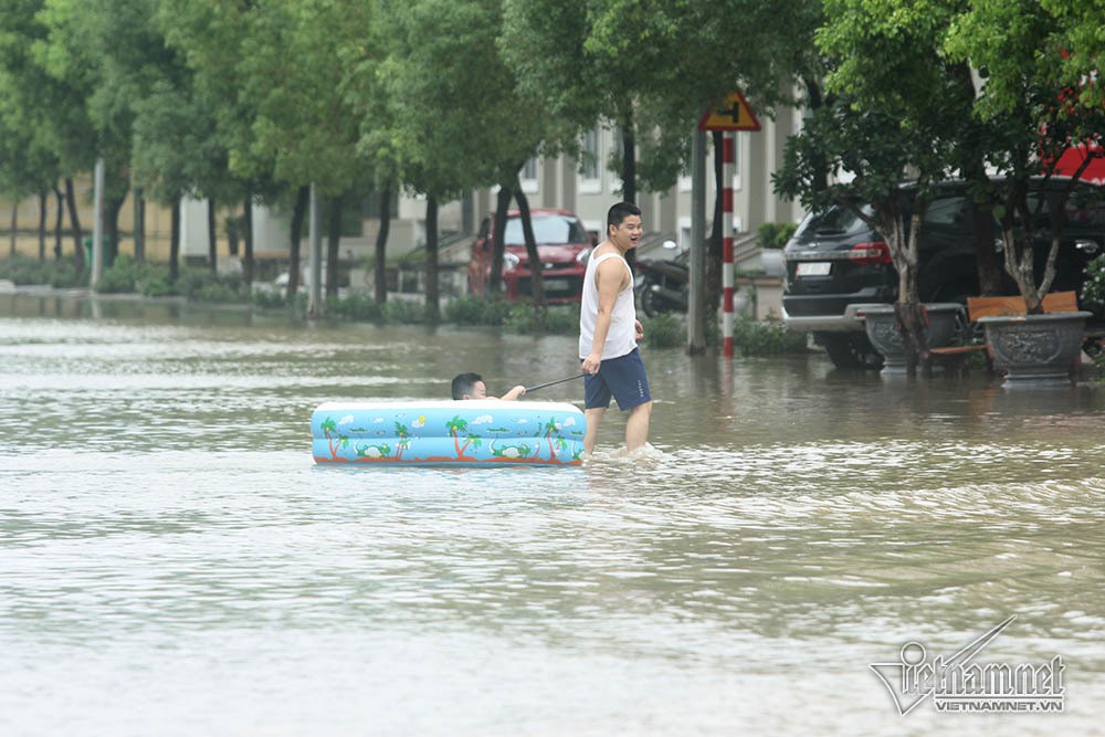 Biển nước 'bao vây' khu biệt thự triệu đô ở Hà Nội - Ảnh 9.