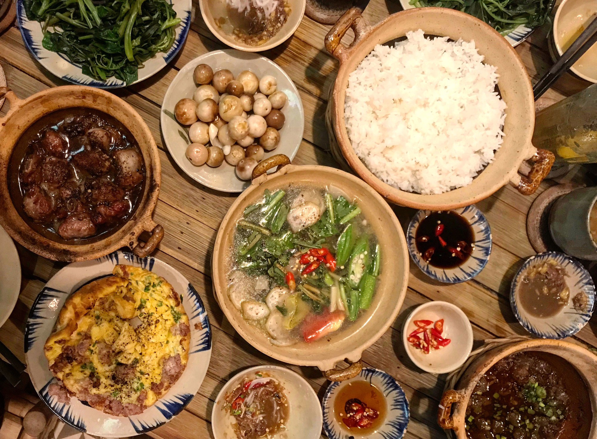 vietnamese-food-holding
