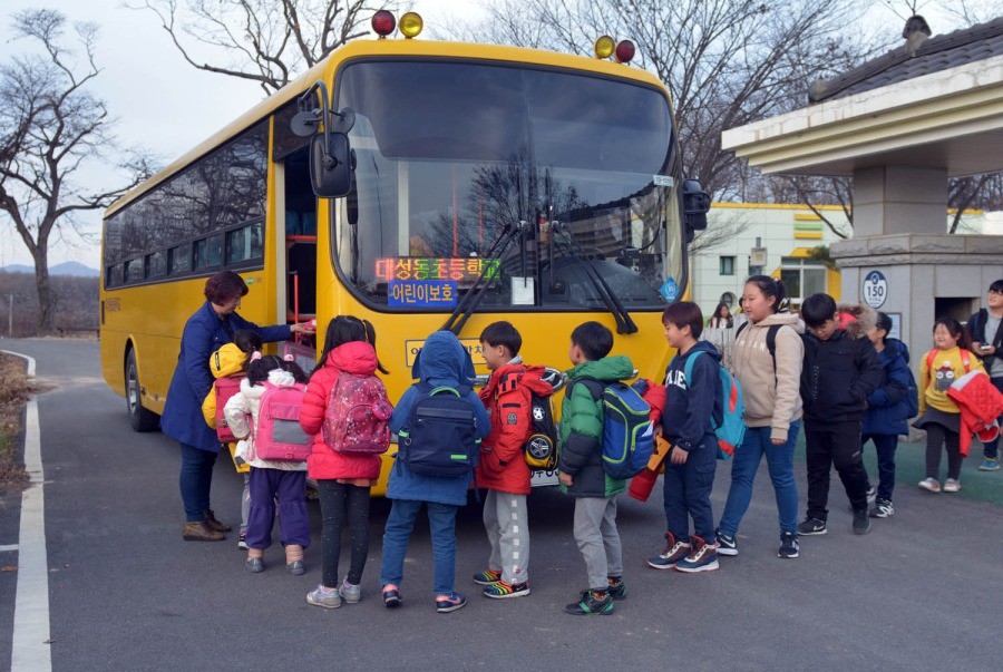 Sau vụ bé trai Gateway, liệu nhà trường Việt có cân nhắc cải thiện xe đưa đón như các quốc gia này để giảm thiểu rủi ro cho trẻ em? - Ảnh 4.
