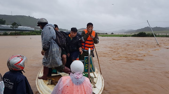Ảnh: Biển nước sau mưa lớn ở Lâm Đồng, người dân đổ xô ra đường 'hôi cá' - Ảnh 3.