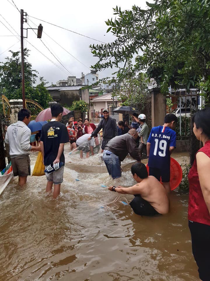 Ảnh: Biển nước sau mưa lớn ở Lâm Đồng, người dân đổ xô ra đường 'hôi cá' - Ảnh 5.