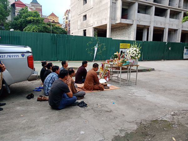 Người thân bật khóc làm lễ cầu siêu tại nơi đỗ chiếc xe để quên bé trai 6 tuổi trường Gateway - Ảnh 2. Người thân bật khóc làm lễ cầu siêu tại nơi đỗ chiếc xe để quên bé trai 6 tuổi trường Gateway - Ảnh 2.