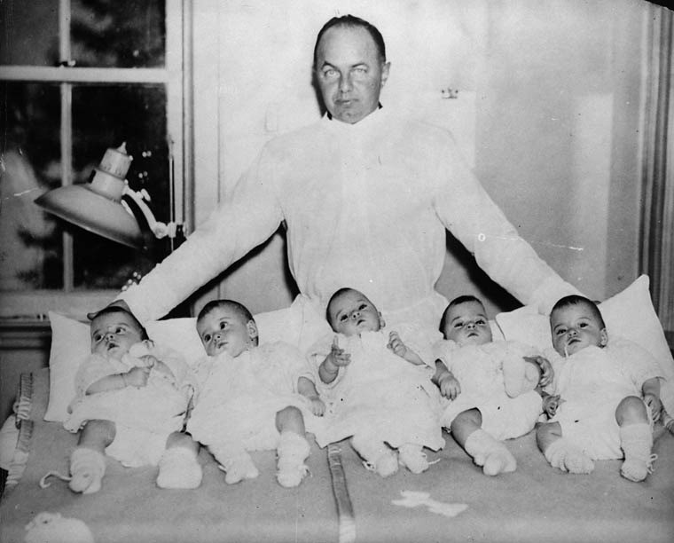 Đời bi kịch của 5 chị em sinh 5 đầu tiên trên thế giới: Bị cha mẹ ruột lợi dụng để kiếm chát, chịu thương tổn thể chất lẫn tinh thần - Ảnh 1.