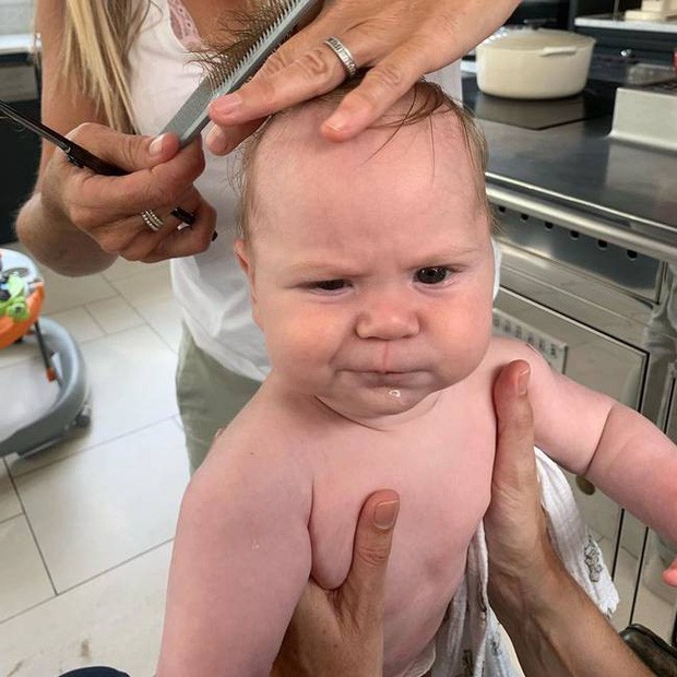 Biểu cảm gắt gỏng khi cắt tóc của con trai đầu bếp nổi tiếng Gordon Ramsay đốn tim cư dân mạng vì trông không khác gì bản chính - Ảnh 1.