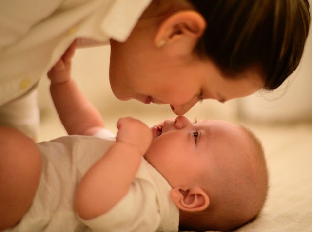 Mẹ chọn t&atilde; sơ sinh đ&uacute;ng chuẩn gi&uacute;p b&eacute; tr&ograve;n giấc cả đ&ecirc;m - Ảnh 1.