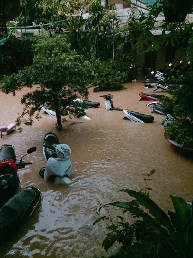Hàng loạt ô tô, xe máy chìm nghỉm trong trận ngập khủng khiếp ở TP Thái Nguyên - Ảnh 4.