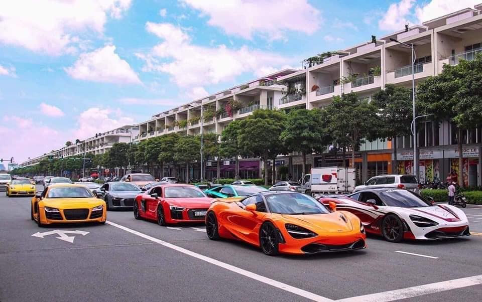 Siêu xe Sài Gòn là niềm đam mê của rất nhiều người yêu xe trên toàn quốc. Hãy đến và thưởng thức những chiếc siêu xe đắt giá nhất với hình ảnh tuyệt đẹp được chụp tại Sài Gòn.