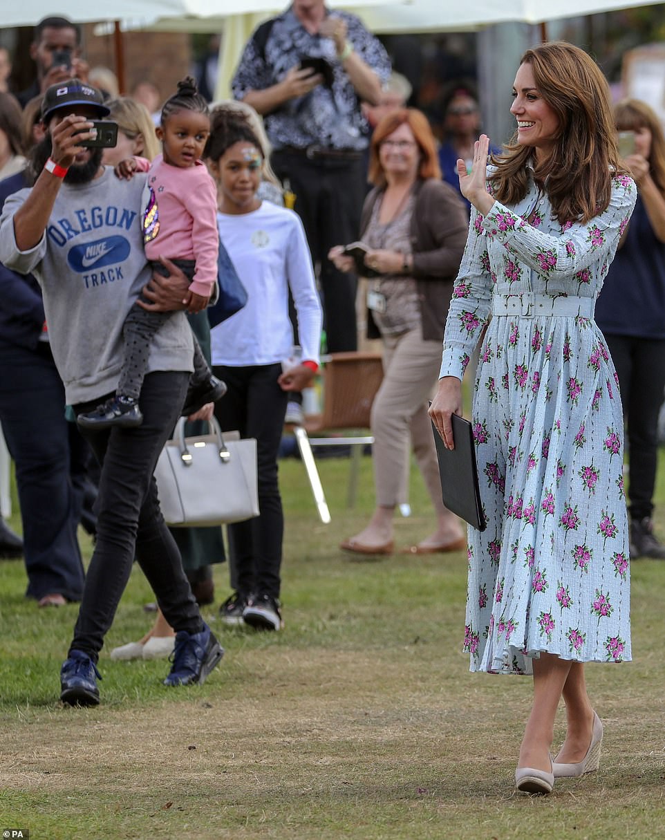 18300990-7447233-A_royal_catwalk_Kate_was_seen_giving_a_royal_wave_as_she_made_he-a-2_1568125821720