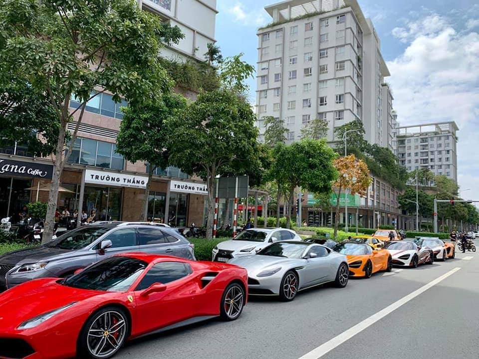 Siêu xe, biểu tượng của sự sang trọng và quyền lực, đã trở thành một phần của cuộc sống đô thị hiện đại. Tại Sài Gòn, các siêu xe với thiết kế độc đáo và đẳng cấp thế giới xuất hiện ngày càng nhiều trên đường phố. Cùng ngắm nhìn những chiếc xe tuyệt đẹp đó, để cảm nhận sự ấn tượng mà chúng mang lại.