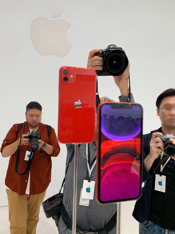 Владелец 11 айфона. Iphone 11 Red. Iphone 11 в живую. Айфон 11 красный в живую. Айфон 11 цвета в живую.