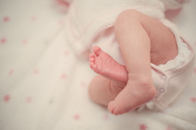 M&aacute;ch nhỏ mẹ c&aacute;ch d&ugrave;ng t&atilde; d&aacute;n sơ sinh gi&uacute;p con y&ecirc;u tr&ograve;n giấc - Ảnh 1.