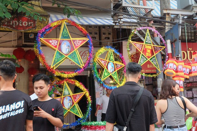 Người dân đội nắng mua đồ Rằm Trung thu, tiểu thương căng thẳng chạy đua với thời gian - Ảnh 3.