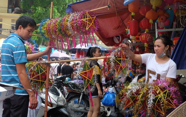 Người dân đội nắng mua đồ Rằm Trung thu, tiểu thương căng thẳng chạy đua với thời gian - Ảnh 5.