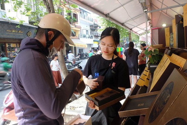 Người dân đội nắng mua đồ Rằm Trung thu, tiểu thương căng thẳng chạy đua với thời gian - Ảnh 8.