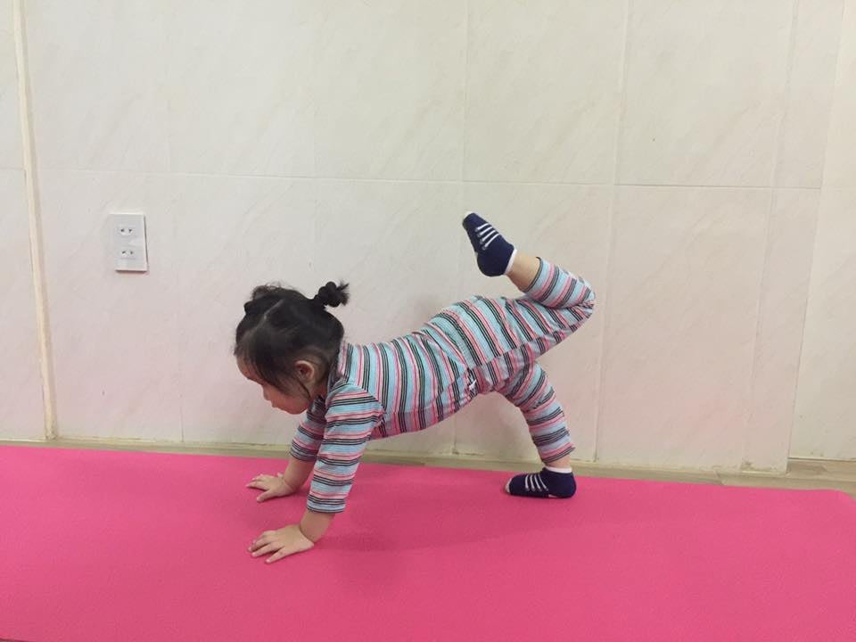 Có thể bạn không ngờ rằng, thậm chí cả những đứa trẻ cũng có thể tập yoga! Điều đó được chứng minh qua bức ảnh bé 2 tuổi tập yoga này. Với sự quan tâm và yêu thương của cha mẹ, bé đang vô cùng tập trung trong việc tập theo các động tác của mình. Nhấp vào ảnh để thấy được niềm đam mê và sự trân trọng của cả gia đình đối với yoga.