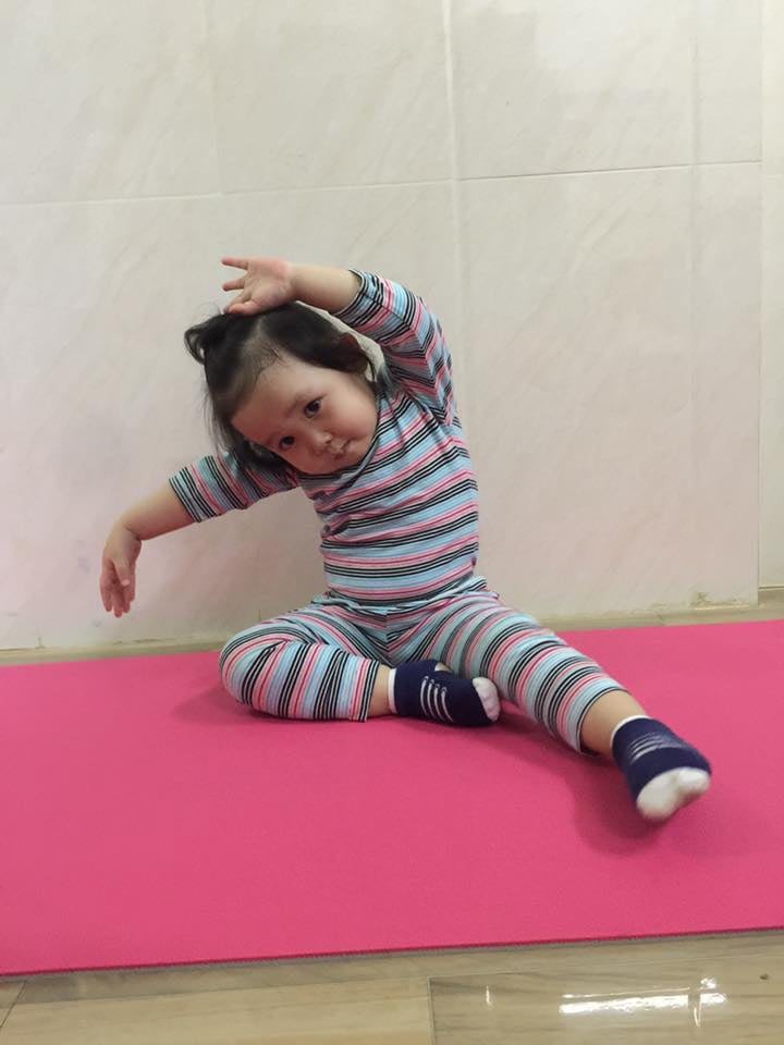 Các bậc phụ huynh đang tìm kiếm những bài tập Yoga đơn giản và thú vị cho bé 2 tuổi của mình? Đừng bỏ qua bức ảnh này! Tại đây bạn sẽ tìm thấy những tư thế Yoga phù hợp với bé, giúp tăng cường sức khỏe và sự tập trung cho con yêu của mình.