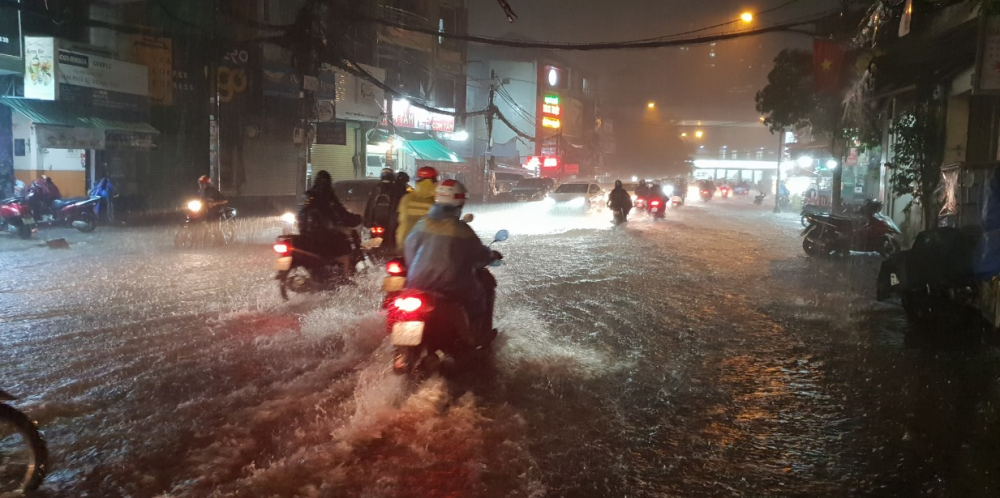 Mưa khủng khiếp khiến nhiều tuyến đường bị nhấn chìm, hàng trăm người dân đẩy xe đi bộ ở TP.HCM - Ảnh 10.