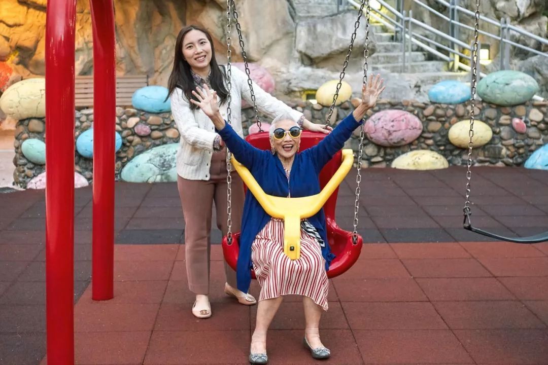 “Bà ngoại gân&quot; nhất Hong Kong: 96 tuổi trở thành người mẫu nổi tiếng được nhiều thương hiệu săn đón và cách sống “hãy là chính mình” đáng học hỏi - Ảnh 10.