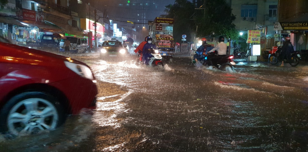 Mưa khủng khiếp khiến nhiều tuyến đường bị nhấn chìm, hàng trăm người dân đẩy xe đi bộ ở TP.HCM - Ảnh 11.