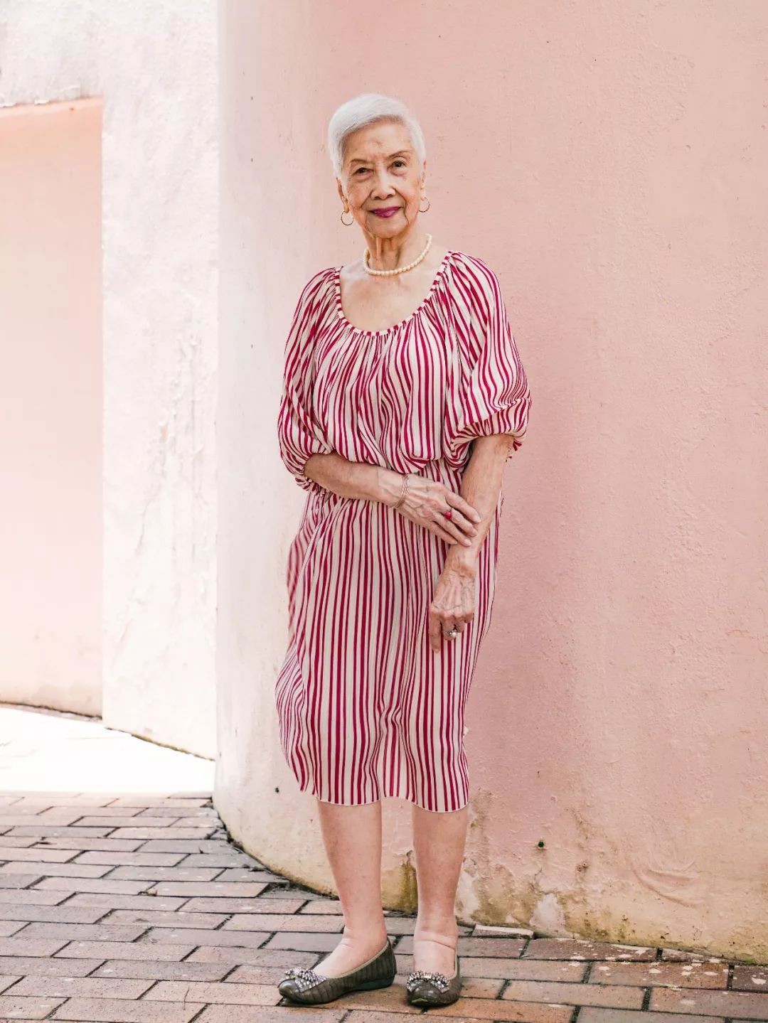 “Bà ngoại gân&quot; nhất Hong Kong: 96 tuổi trở thành người mẫu nổi tiếng được nhiều thương hiệu săn đón và cách sống “hãy là chính mình” đáng học hỏi - Ảnh 12.