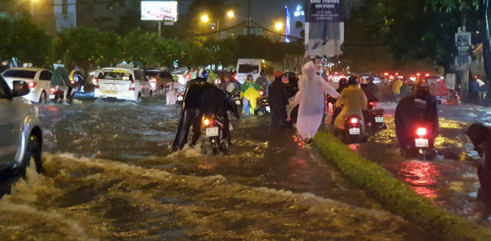 Mưa khủng khiếp khiến nhiều tuyến đường bị nhấn chìm, hàng trăm người dân đẩy xe đi bộ ở TP.HCM - Ảnh 13.