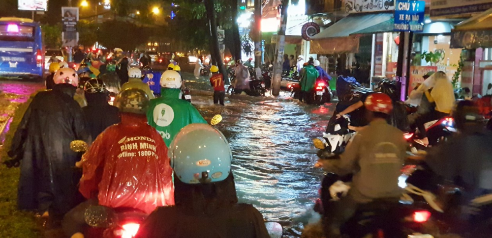 Mưa khủng khiếp khiến nhiều tuyến đường bị nhấn chìm, hàng trăm người dân đẩy xe đi bộ ở TP.HCM - Ảnh 4.