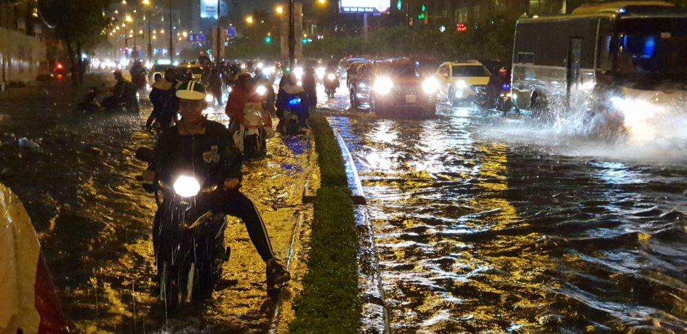 Mưa khủng khiếp khiến nhiều tuyến đường bị nhấn chìm, hàng trăm người dân đẩy xe đi bộ ở TP.HCM - Ảnh 5.