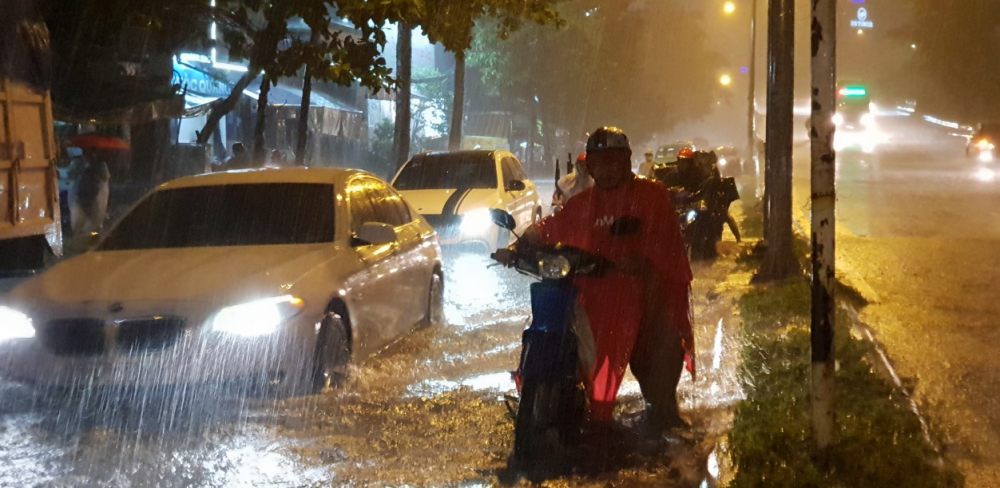Mưa khủng khiếp khiến nhiều tuyến đường bị nhấn chìm, hàng trăm người dân đẩy xe đi bộ ở TP.HCM - Ảnh 7.