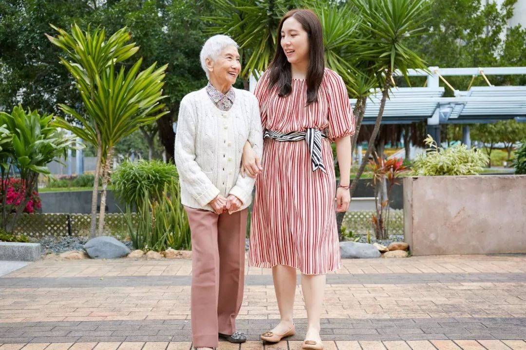 “Bà ngoại gân&quot; nhất Hong Kong: 96 tuổi trở thành người mẫu nổi tiếng được nhiều thương hiệu săn đón và cách sống “hãy là chính mình” đáng học hỏi - Ảnh 9.