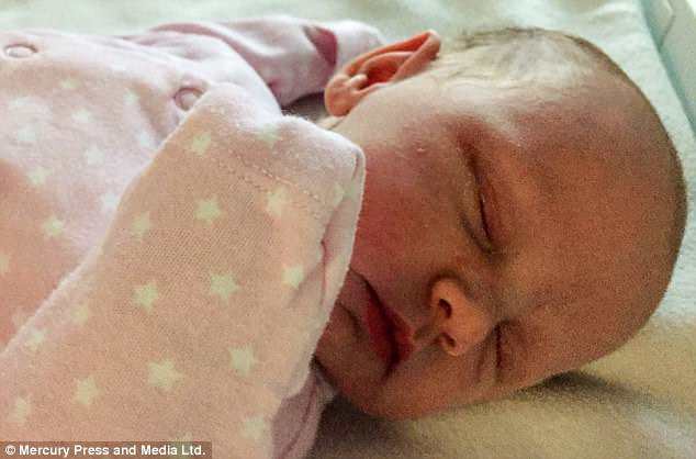 Bé gái 3 tuần tuổi bỗng dưng ngưng thở trên xe ô tô vì 1 sai lầm triệu gia đình cùng mắc - Ảnh 2.