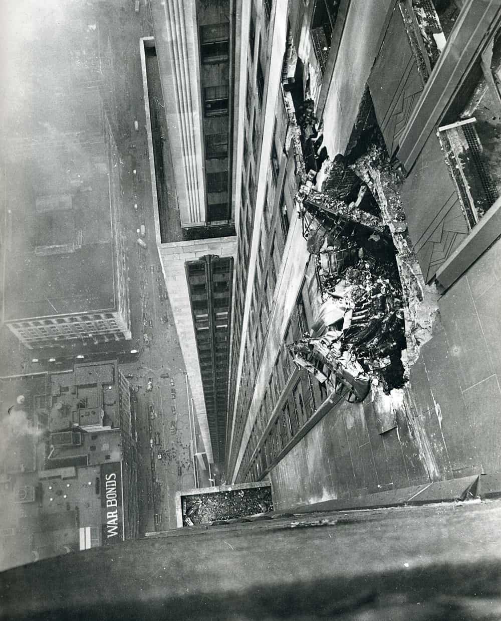 Bị thương do tai nạn máy bay đâm rồi ngã thang máy từ tầng 79 trong cùng 1 ngày, người phụ nữ &quot;cao số&quot; vẫn sống sót thần kỳ - Ảnh 3.